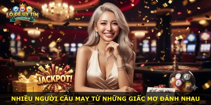 Nhiều người cầu may từ những giấc mơ đánh nhau
